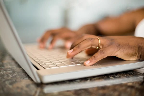 Mãos masculinas digitando no teclado do laptop — Fotografia de Stock