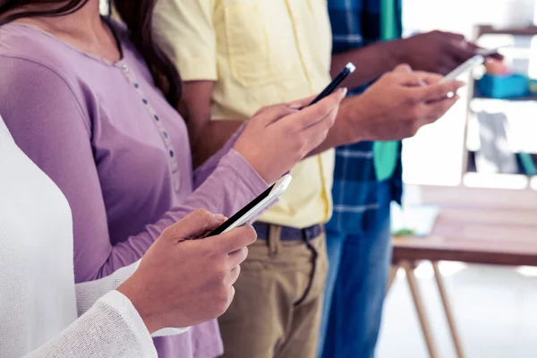 Equipo creativo usando el teléfono — Foto de Stock