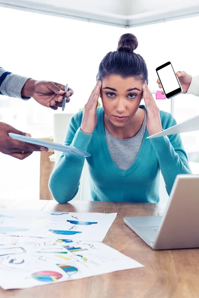 Frustrierte Geschäftsfrau sitzt im Büro — Stockfoto