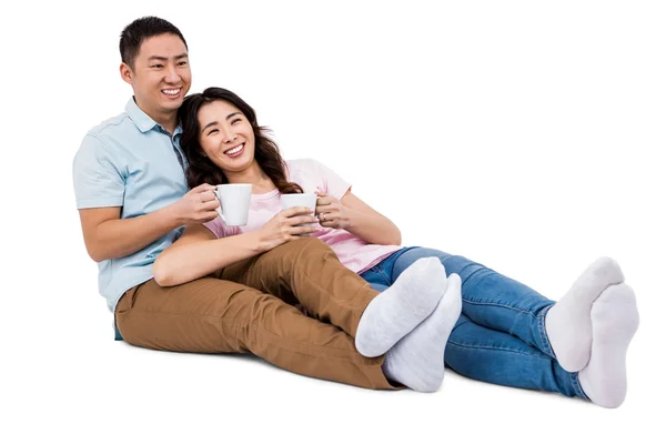 Pleine longueur heureux jeune couple avec tasse — Photo