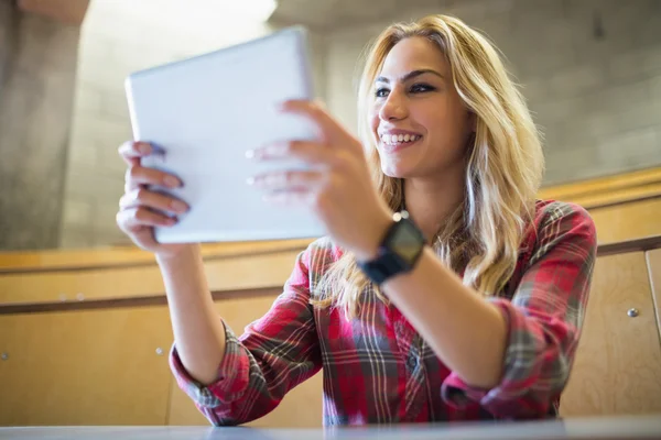 Lachende vrouwelijke student met behulp van Tablet PC — Stockfoto