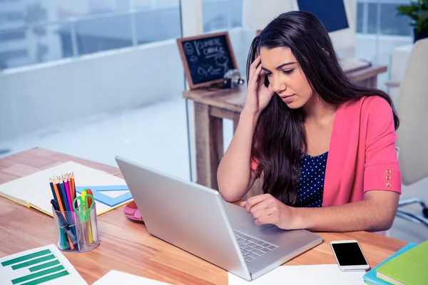 Empresária estressada usando laptop — Fotografia de Stock