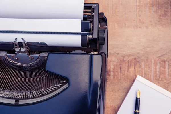 Pluma y papel por máquina de escribir — Foto de Stock