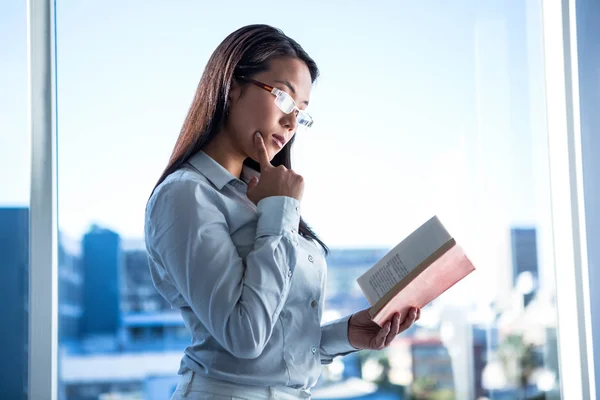 Concentrato libro di lettura donna d'affari — Foto Stock