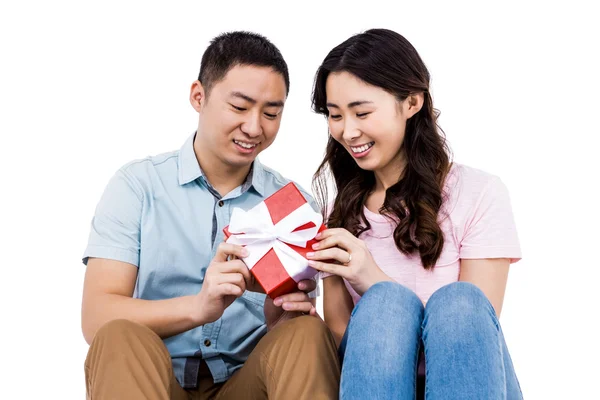 Alegre pareja sosteniendo caja de regalo —  Fotos de Stock