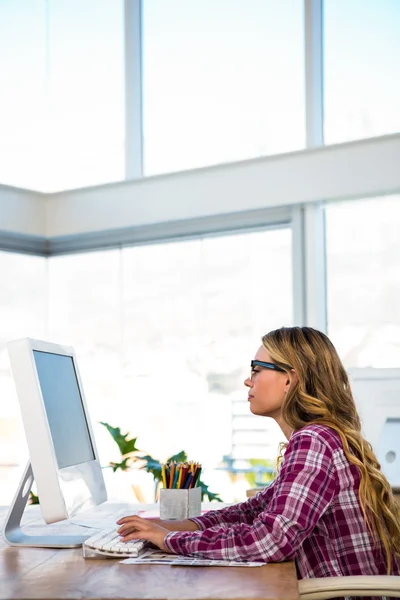 Menina usa seu computador — Fotografia de Stock