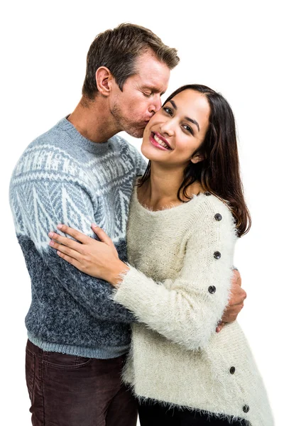 Namorado beijando namorada enquanto abraça — Fotografia de Stock