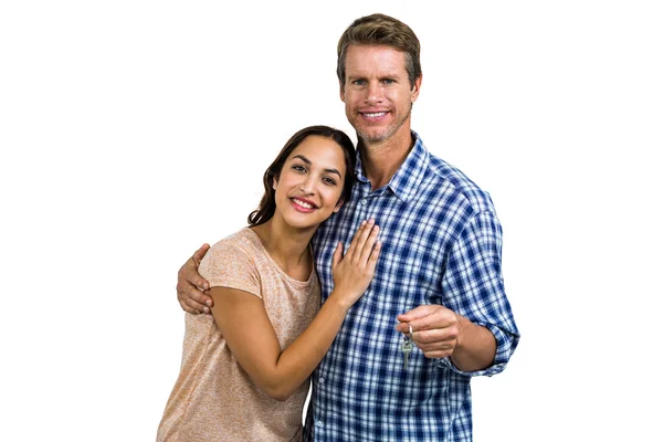 Retrato de pareja alegre sosteniendo las llaves del hogar —  Fotos de Stock