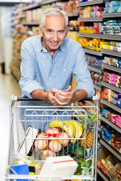 Senior férfi telefont élelmiszer-áruház — Stock Fotó