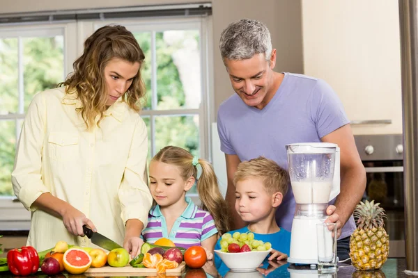 Famiglia preparare frullato sano — Foto Stock