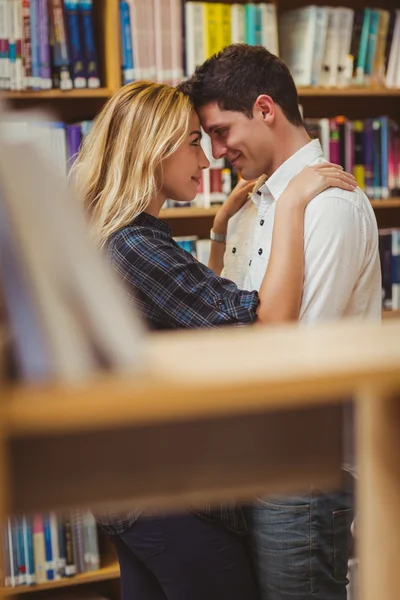 Paar mit Büchern schaut einander an — Stockfoto
