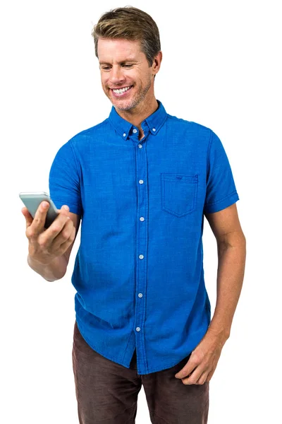 Veselý muž pomocí mobilního telefonu — Stock fotografie