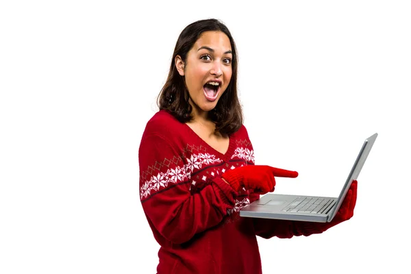 Žena pomocí laptopu, zatímco teplé oblečení — Stock fotografie