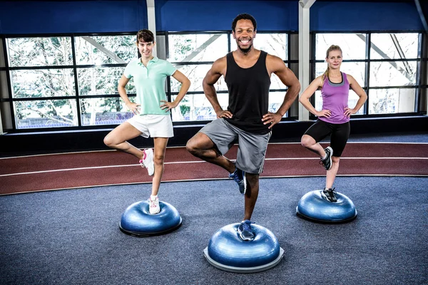 Passar människor gör övning med bosu boll — Stockfoto