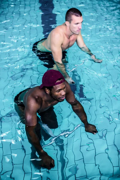 Adatto agli uomini in bicicletta in piscina — Foto Stock