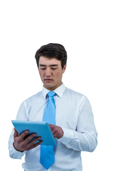 Homem de negócios sério usando seu tablet — Fotografia de Stock