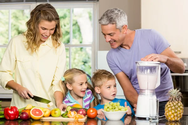 Familjen förbereder hälsosam smoothie — Stockfoto