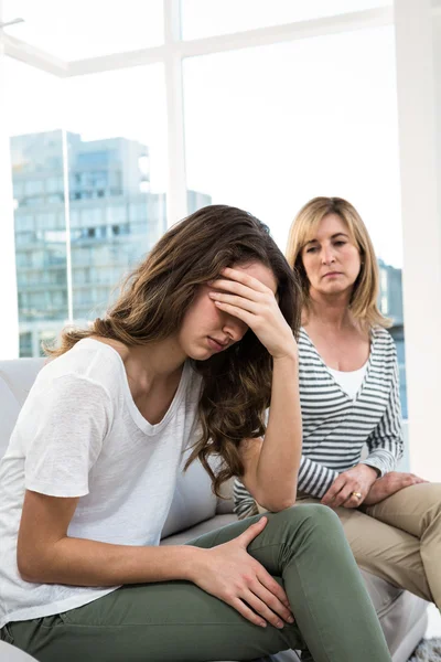 Triste fille contre mère — Photo