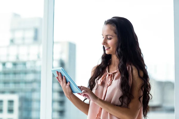 Mujer inteligente usando tableta — Foto de Stock