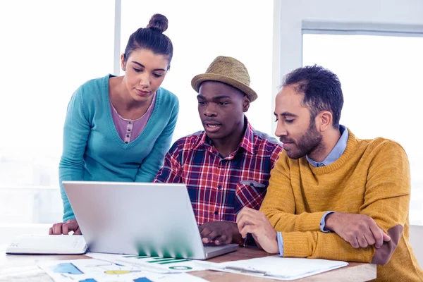 Geschäftsleute arbeiten am Laptop — Stockfoto