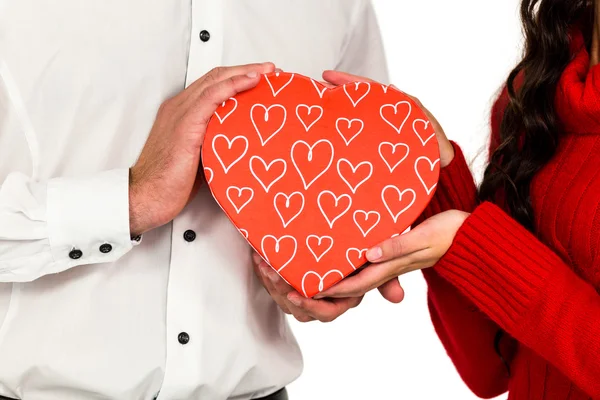 Pareja celebración corazón en forma de caja de regalo — Foto de Stock