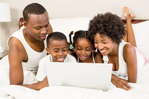 Familia acostada en la cama —  Fotos de Stock