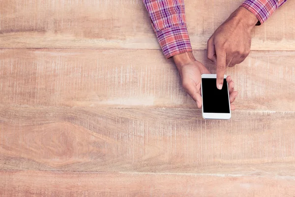 El hombre usando el teléfono sobre la mesa —  Fotos de Stock