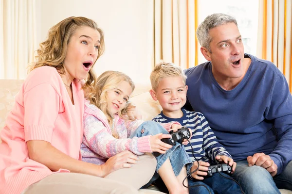 Glückliche Familie genießt einen Film — Stockfoto