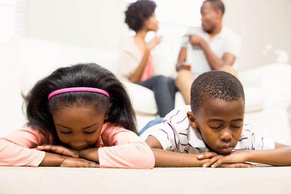 Unglückliche Kinder auf dem Boden liegend — Stockfoto