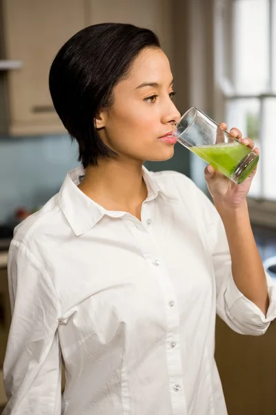 Brunette drinken gezond smoothie — Stockfoto