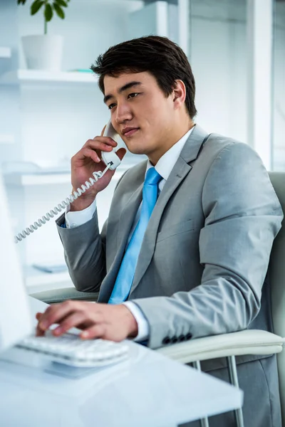 Zakenman waardoor een telefoongesprek — Stockfoto