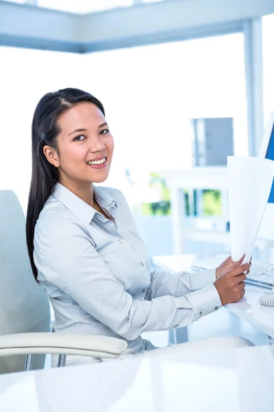 Sorrindo empresária segurando documento — Fotografia de Stock