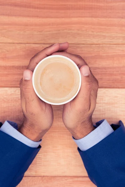 Бізнесмен тримає чашку одноразової кави — стокове фото