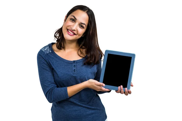 Jovem mulher mostrando tablet digital — Fotografia de Stock