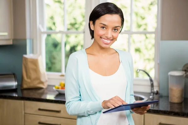 Bruna sorridente utilizzando tablet — Foto Stock