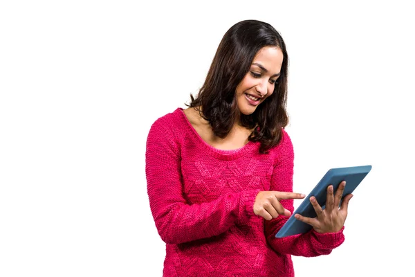 Mujer feliz usando tableta digital — Foto de Stock