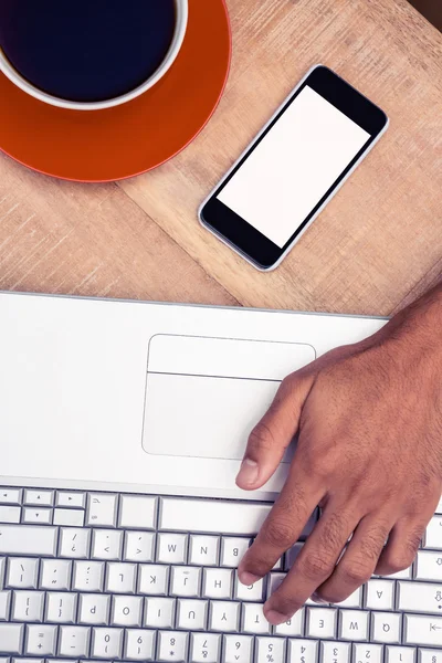 Uomo d'affari che lavora su laptop — Foto Stock