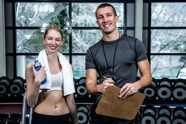 Mannelijke trainer en fit vrouw die lacht — Stockfoto