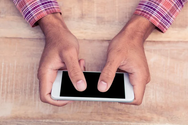 Man texting message on smartphone — Stock Photo, Image