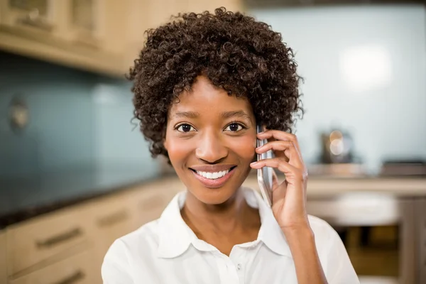 Aantrekkelijke vrouw op een telefoongesprek — Stockfoto