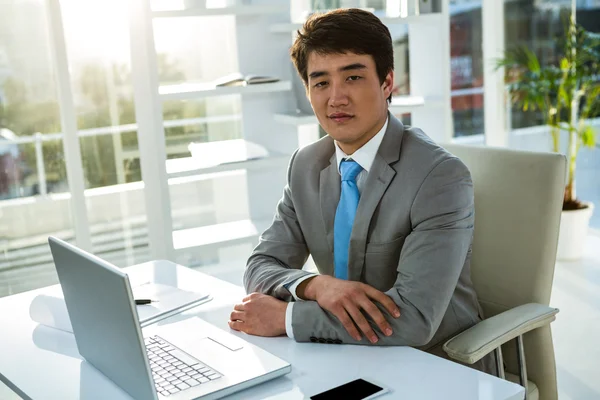 Азіатський бізнесмен у своєму кабінеті — стокове фото