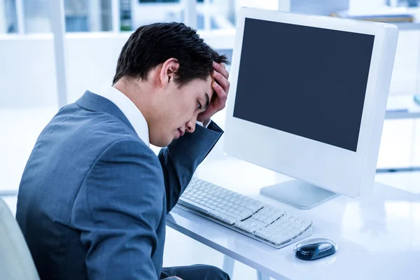 Unavený podnikatel drží hlavu — Stock fotografie