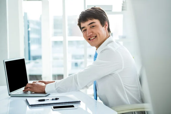 Sorrindo asiático empresário trabalhando no laptop — Fotografia de Stock