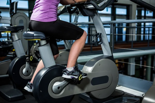 Mujer haciendo ejercicio en bicicleta — Foto de Stock