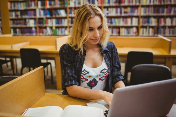 Student working while using her laptop — Stock Photo, Image