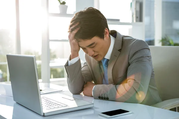 Trött affärsman håller hans huvud — Stockfoto