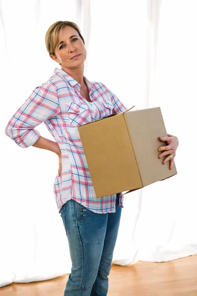 Frau in der Hand einer Schachtel — Stockfoto