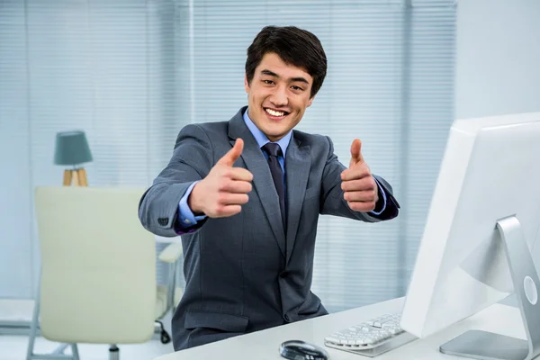 Hombre de negocios sonriente mostrando pulgares hacia arriba — Foto de Stock