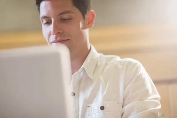 Usmívající se muž student pomocí laptopu — Stock fotografie