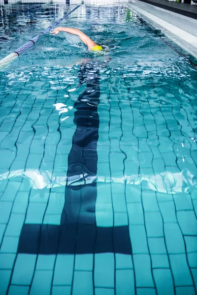 Passar man simma med simning hat — Stockfoto